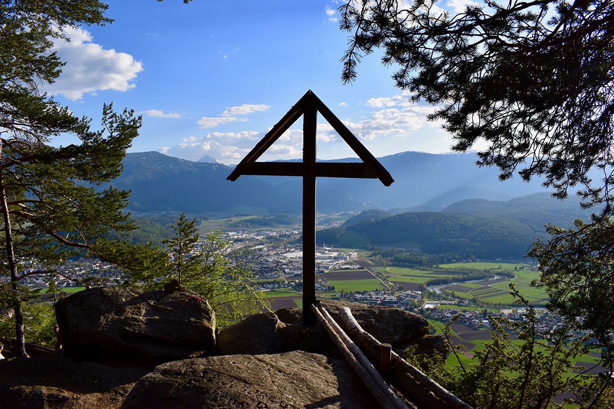 Escursione circolare Montassilone – Castello di Chela – Croce di Villa Santa Caterina – Ameto – Montassilone